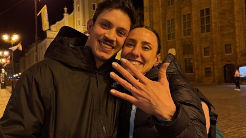 Romantyczna chwila na toruńskiej Starówce. Juliana Campos skoczyła o tyczce na HMŚ, a potem powiedziała: Sim!/Fot. Facebook, Juliana Campos