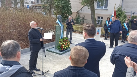 W samym sercu Torunia - u zbiegu ulic Tujakowskiego i Mickiewicza - odsłonięto popiersie Zbigniewa Herberta/fot. Monika Kaczyńska