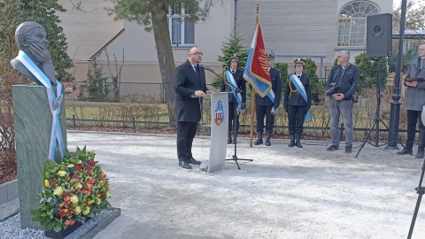 W samym sercu Torunia - u zbiegu ulic Tujakowskiego i Mickiewicza - odsłonięto popiersie Zbigniewa Herberta/fot. Monika Kaczyńska