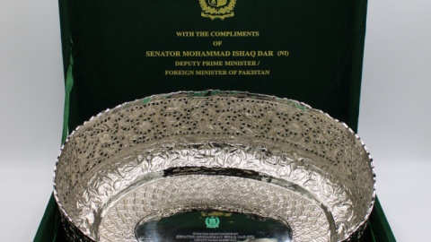 Pamiątki ze swoich zagranicznych wizyt przekazał do muzealnych zbiorów minister spraw zagranicznych Radosław Sikorski/fot. UKW