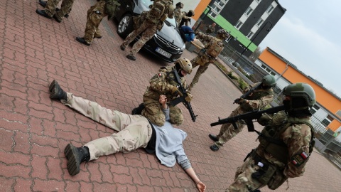 Pokazy musztry, taktyki, logistyczna gra terenowa, zwiedzanie pracowni, rozmowy z przedstawicielami służb i pyszna wojskowa grochówka. Tak wyglądały „drzwi otwarte" w Szkole Technicznej imienia Pierwszej Pomorskiej Brygady Logistycznej i XXII LO BZDZ/fot. nadesłane