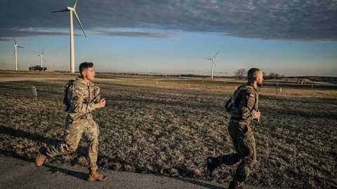 Żołnierz grudziądzkiego Centrum Szkolenia Wojsk Obrony Terytorialnej zwyciężył w prestiżowych zawodach Best Warrior Competition zorganizowanych w Stanach Zjednoczonych fot. CS WOT