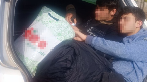 Inowrocławscy policjanci zatrzymali samochód, który przewoził cudzoziemców nielegalnie przebywających w Polsce. Wobec Afgańczyka i czterech Pakistańczyków wszczęto procedury deportacyjne, natomiast obywatel Ukrainy, który ich przewoził odpowie za pomocnictwo przy tym nielegalnym procederze/fot. KWP Bydgoszcz