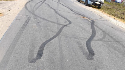 23-letni kierowca samochodu BMW celowo wprowadził auto w poślizg i potrącił jadącego prawidłowo motocyklistę/fot. KWP Bydgoszcz