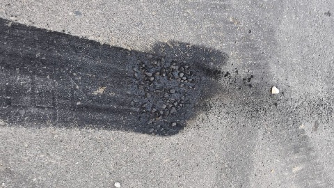 23-letni kierowca samochodu BMW celowo wprowadził auto w poślizg i potrącił jadącego prawidłowo motocyklistę/fot. KWP Bydgoszcz