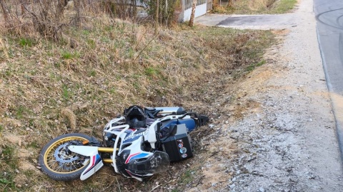 23-letni kierowca samochodu BMW celowo wprowadził auto w poślizg i potrącił jadącego prawidłowo motocyklistę/fot. KWP Bydgoszcz