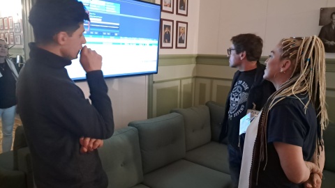 Dorota Berent i jej przyjaciele podczas zwiedzania Polskiego Radia PiK/fot. Magdalena Gill