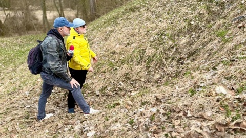 Andrzej Gawroński pokazuje naszemu dziennikarzowi Maciejowi Wilkowskiemu, gdzie znaleziono skrzynię/fot. Izabela Langner