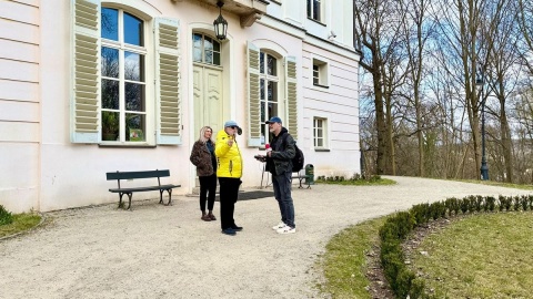 Andrzej Gawroński pokazuje naszemu dziennikarzowi Maciejowi Wilkowskiemu, gdzie znaleziono skrzynię/fot. Izabela Langner