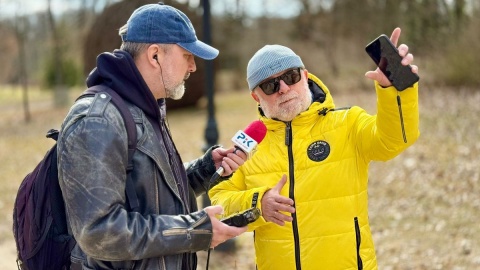 Andrzej Gawroński pokazuje naszemu dziennikarzowi Maciejowi Wilkowskiemu, gdzie znaleziono skrzynię/fot. Izabela Langner