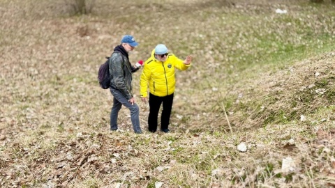 Andrzej Gawroński pokazuje naszemu dziennikarzowi Maciejowi Wilkowskiemu, gdzie znaleziono skrzynię/fot. Izabela Langner