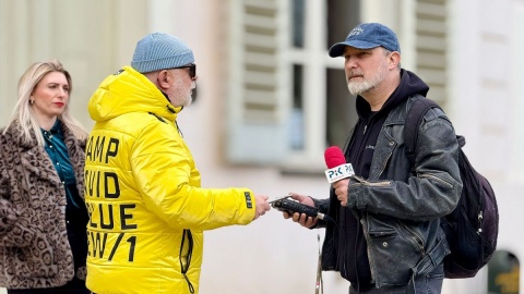 Andrzej Gawroński pokazuje naszemu dziennikarzowi Maciejowi Wilkowskiemu, gdzie znaleziono skrzynię/fot. Izabela Langner