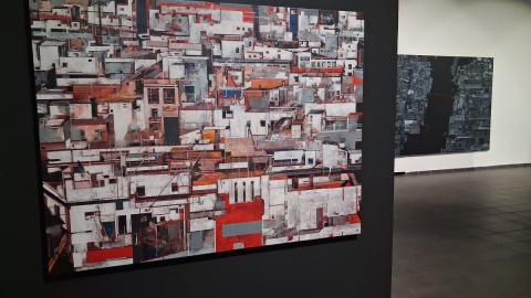 Prace Artura Przebindowskiego w Galerii Sztuki Wozownia. / Fot. Iwona Muszytowska-Rzeszotek