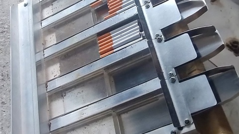 Zatrzymani mężczyźni zajmowali się pakowaniem oraz dystrybucją nielegalnego towaru. / Fot. CBŚP