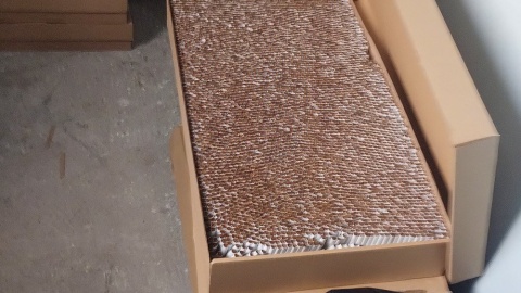 Zatrzymani mężczyźni zajmowali się pakowaniem oraz dystrybucją nielegalnego towaru. / Fot. CBŚP