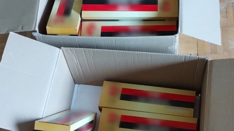 Zatrzymani mężczyźni zajmowali się pakowaniem oraz dystrybucją nielegalnego towaru. / Fot. CBŚP