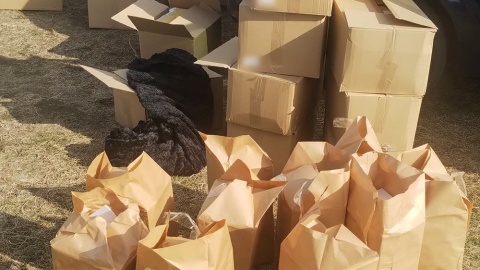 Zatrzymani mężczyźni zajmowali się pakowaniem oraz dystrybucją nielegalnego towaru. / Fot. CBŚP