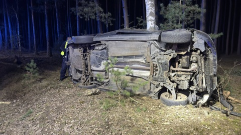 Auto uderzyło w drzewo i przewróciło się na bok pod Solcem Kujawskim/fot. Facebook/OSP Solec Kujawski