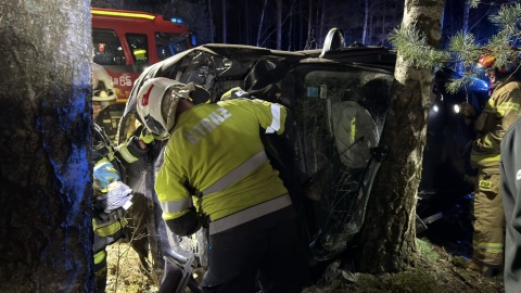 Auto uderzyło w drzewo i przewróciło się na bok pod Solcem Kujawskim/fot. Facebook/OSP Solec Kujawski