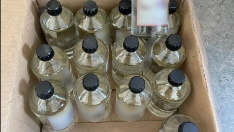 Ponad 25 tysięcy sztuk papierosów bez polskich znaków akcyzy oraz ponad 2,5 litra nieznanej substancji o zapachu alkoholu znaleźli bydgoski policjanci na targowisku na Placu Piastowskim/fot. KMP Bydgoszcz