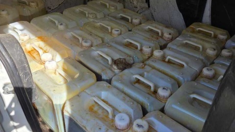 35-latek przewoził 480 litrów płynu. Wstępne laboratoryjne testy wykazały w nim obecność substancji psychoaktywnej 3-CMC/fot. KMP Toruń