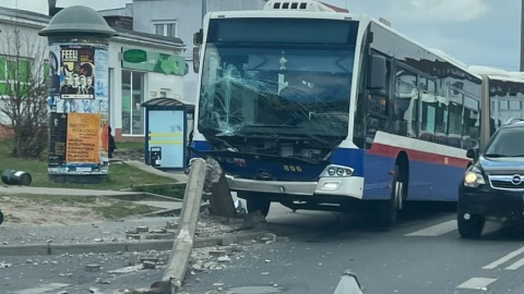 Autobus miejski uderzył w latarnię na Bartodziejach/Fot. Aneta Nowak
