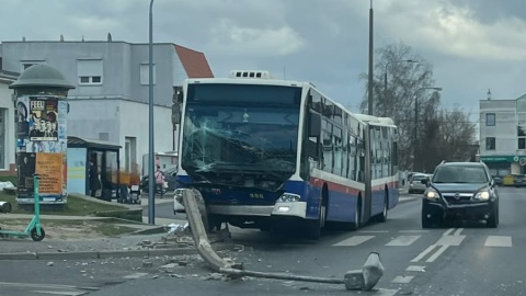 Autobus miejski uderzył w latarnię na Bartodziejach/Fot. Aneta Nowak