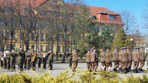 Kulminacyjnym momentem ceremonii było przekazanie sztandaru 1 Pomorskiej Brygady Logistycznej przez płk. Krzysztofa Klina płk. Aleksandrowi Suchanowskiemu/Fot. Dorota Witt