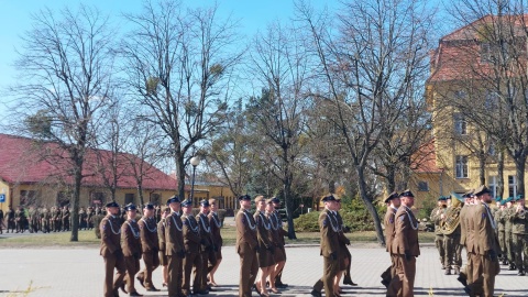 Kulminacyjnym momentem ceremonii było przekazanie sztandaru 1 Pomorskiej Brygady Logistycznej przez płk. Krzysztofa Klina płk. Aleksandrowi Suchanowskiemu/Fot. Dorota Witt