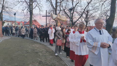 Msza Święta Rezurekcyjna w kościele parafialnym pw. Św. Wniebowzięcia Najświętszej Maryi Panny w Radziejowie/fot. Dawid Cysewski
