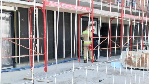 Podmuchy strącały fragmenty materiałów budowlanych z dachu bloku, który powstaje przy ulicy Paderewskiego w Bydgoszczy/fot. Marcin Kupczyk