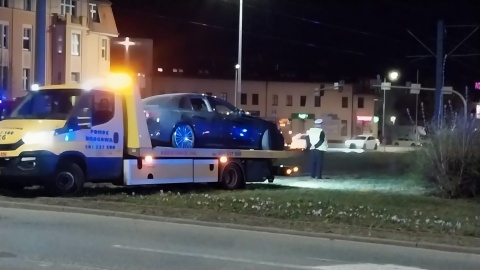 Auto uderzyło w drzewo na Rondzie Grunwaldzkim/fot. Marcin Kupczyk