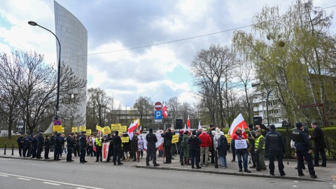Uczestnicy pikiety przed Sejmem w Warszawie/fot. PAP/R