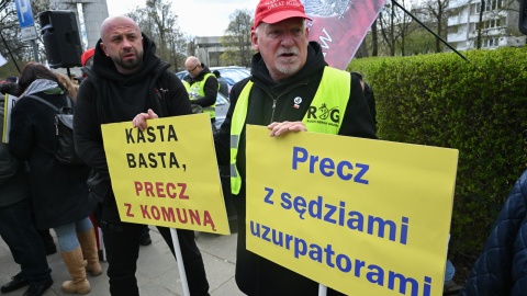 Uczestnicy pikiety przed Sejmem w Warszawie/fot. PAP/R