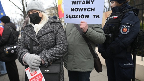 Uczestnicy manifestacji przed siedzibą Trybunału Konstytucyjnego w Warszawie/fot. Marcin Obara/PAP