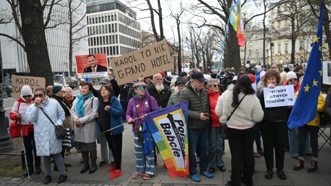Uczestnicy manifestacji przed siedzibą Trybunału Konstytucyjnego w Warszawie/fot. Marcin Obara/PAP