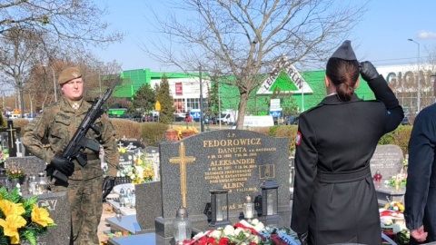 Wicewojewoda oraz przedstawiciele wojska złożyli kwiaty na grobach Marka Uleryka oraz Aleksandra Fedorowicza/Fot. Bartosz Nawrocki