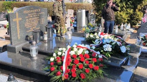 Wicewojewoda oraz przedstawiciele wojska złożyli kwiaty na grobach Marka Uleryka oraz Aleksandra Fedorowicza/Fot. Bartosz Nawrocki