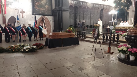 Torunianie, bliscy, przedstawiciele Uniwersytetu Mikołaja Kopernika oraz władz miasta pożegnali dr Cecylię Iwaniszewską/Fot. Michał Zaręba