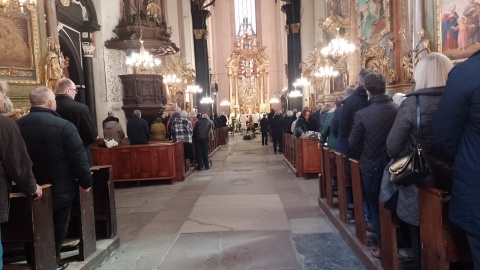 Torunianie, bliscy, przedstawiciele Uniwersytetu Mikołaja Kopernika oraz władz miasta pożegnali dr Cecylię Iwaniszewską/Fot. Michał Zaręba