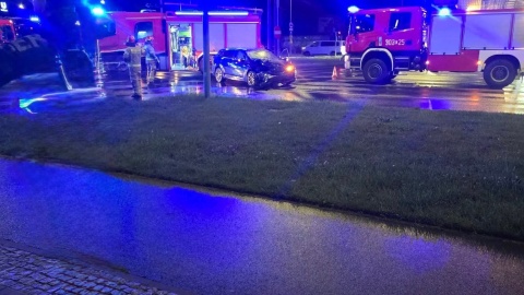 Karetka pogotowia i samochód osobowy zderzyły się na Rondzie Maczka w Bydgoszczy/fot. Facebook/Heron 15 Pomoc Drogowa