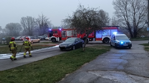 Pożar samochodu w bydgoskim Fordonie. / Fot. Artur Nowak