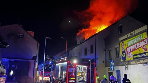 Pożar w Lipnie. Z budynku ewakuowano kilkanaście osób/Fot. OSP Lipno