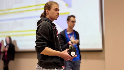 Roboty przygotowane przez 40 zespołów rywalizowały ze sobą w zawodach Mini Sumo na Politechnice Bydgoskiej/Fot. Izabela Langner