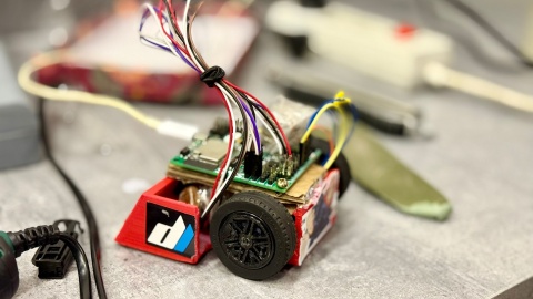 Roboty przygotowane przez 40 zespołów rywalizowały ze sobą w zawodach Mini Sumo na Politechnice Bydgoskiej/Fot. Izabela Langner