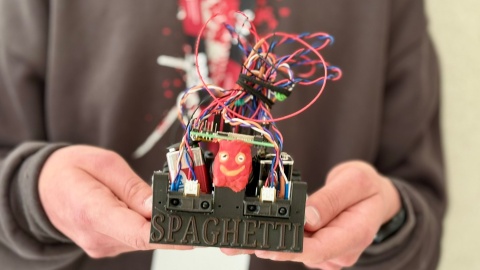 Roboty przygotowane przez 40 zespołów rywalizowały ze sobą w zawodach Mini Sumo na Politechnice Bydgoskiej/Fot. Izabela Langner