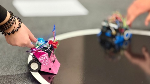 Roboty przygotowane przez 40 zespołów rywalizowały ze sobą w zawodach Mini Sumo na Politechnice Bydgoskiej/Fot. Izabela Langner