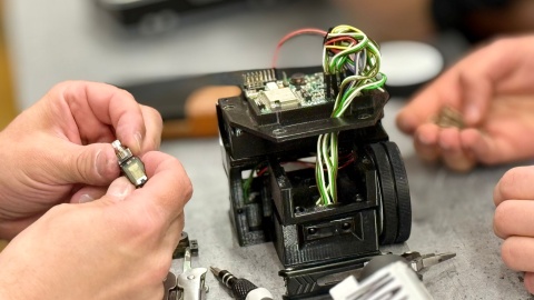 Roboty przygotowane przez 40 zespołów rywalizowały ze sobą w zawodach Mini Sumo na Politechnice Bydgoskiej/Fot. Izabela Langner