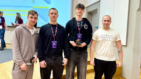 Roboty przygotowane przez 40 zespołów rywalizowały ze sobą w zawodach Mini Sumo na Politechnice Bydgoskiej/Fot. Izabela Langner