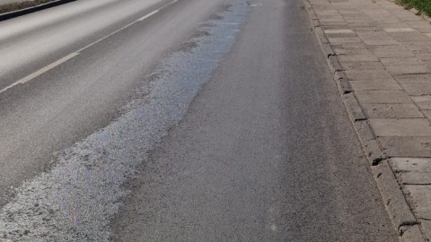 Trwa usuwanie rozlanego oleju napędowego na ul. Płockiej we Włocławku/fot. KM PSP Włocławek